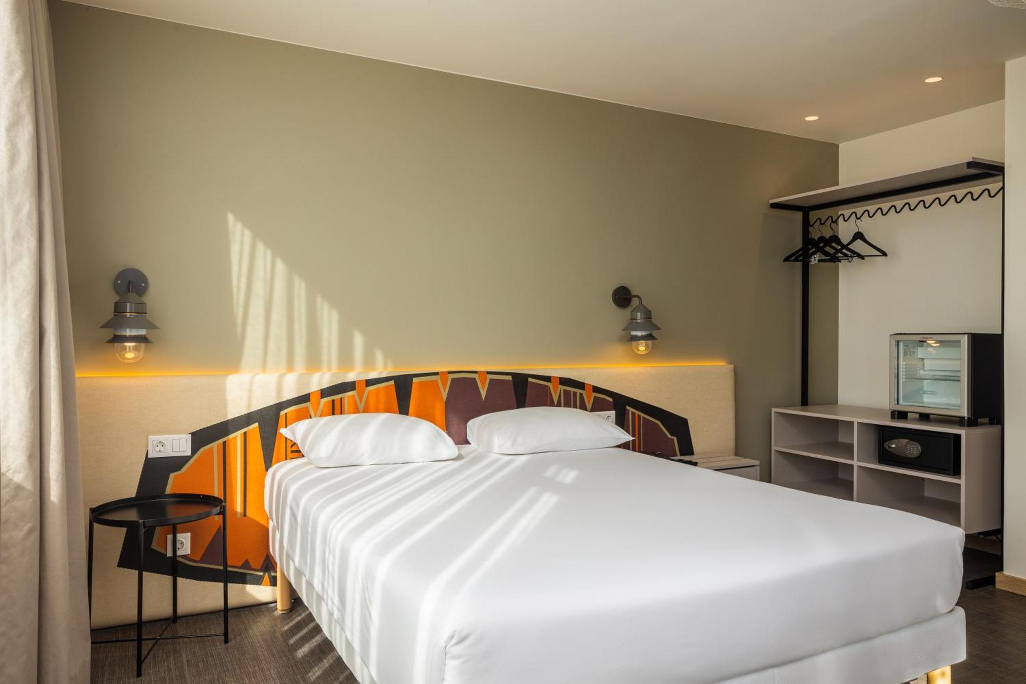 Large Double Room with Balcony and View